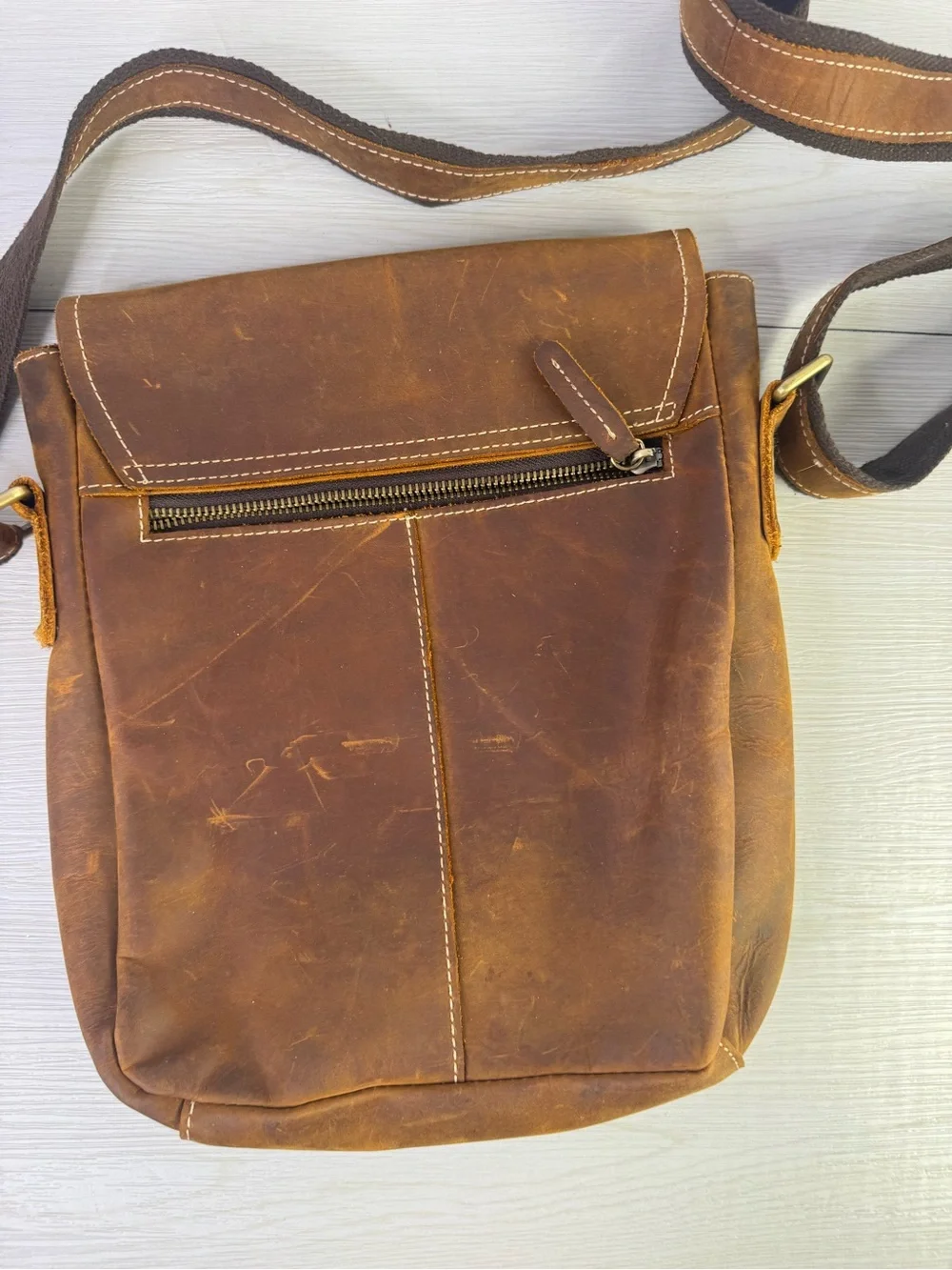 The real leather  Men's Brown Leather Messenger Bag - Classic Crossbody